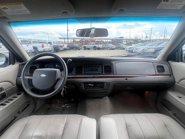 Photo of 2011 Silver Birch Metallic Ford Crown Victoria