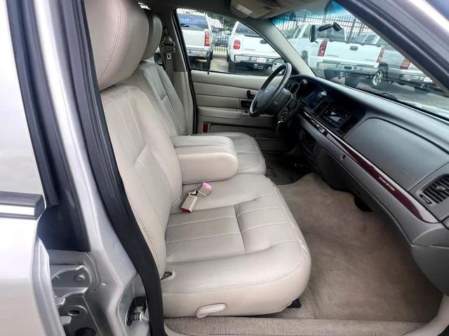Photo of 2011 Silver Birch Metallic Ford Crown Victoria