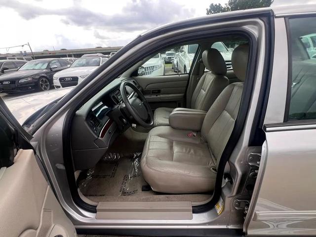 Photo of 2011 Silver Birch Metallic Ford Crown Victoria