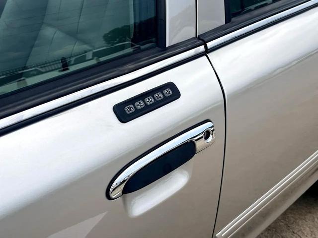 Photo of 2011 Silver Birch Metallic Ford Crown Victoria