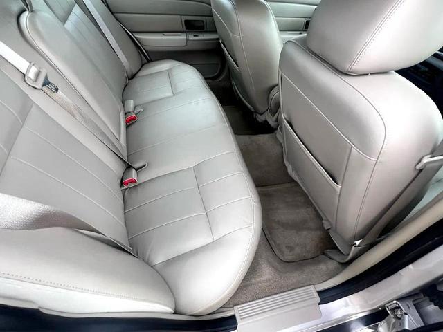 Photo of 2011 Silver Birch Metallic Ford Crown Victoria