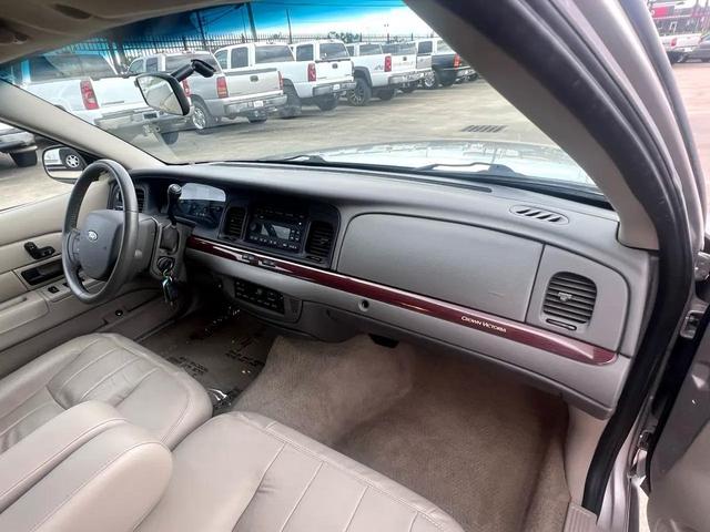 Photo of 2011 Silver Birch Metallic Ford Crown Victoria