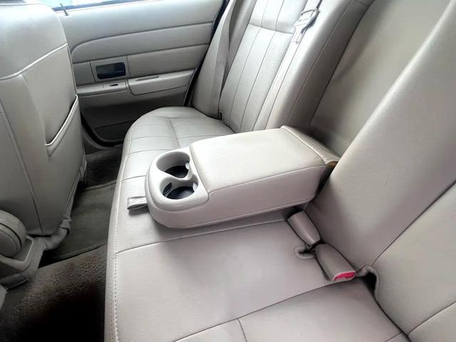 Photo of 2011 Silver Birch Metallic Ford Crown Victoria