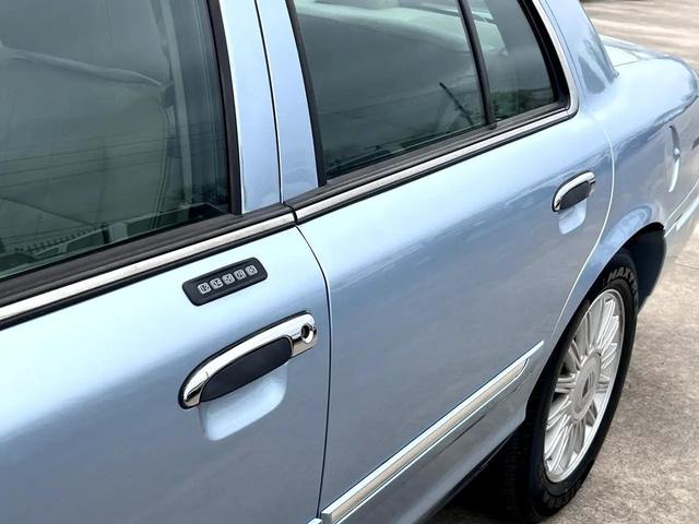Photo of 2009 Blue Mercury Grand Marquis