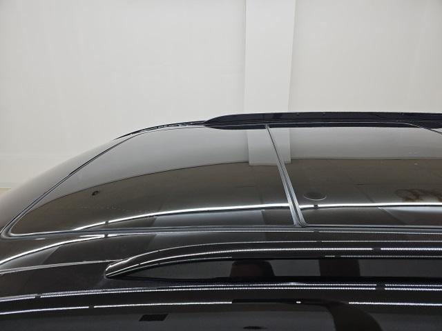 Photo of 2022 Stellar Black Metallic Cadillac XT6