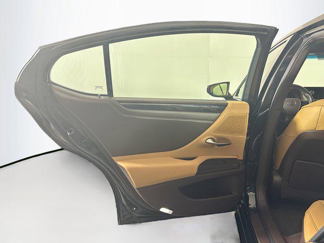Photo of 2020 Obsidian Lexus ES 350