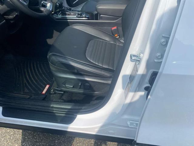 Photo of 2025 Glacial White Pearl Kia Sportage