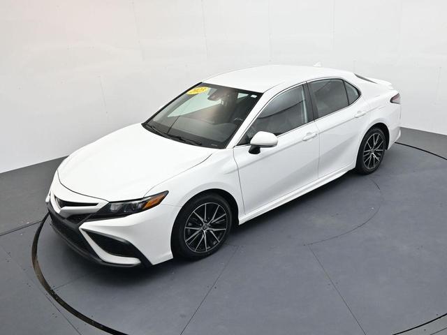Photo of 2023 Wind Chill Pearl / Midnight Black Metallic Toyota Camry