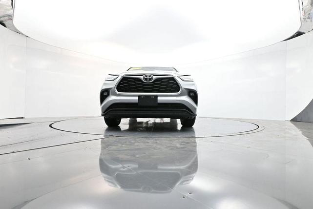 Photo of 2023 Celestial Silver Metallic Toyota Highlander