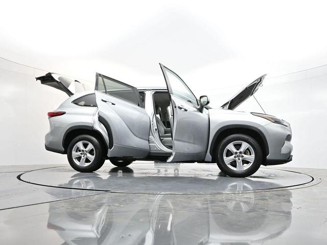 Photo of 2023 Celestial Silver Metallic Toyota Highlander