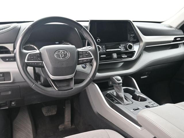 Photo of 2023 Celestial Silver Metallic Toyota Highlander