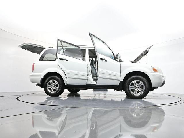 Photo of 2005 Taffeta White Honda Pilot