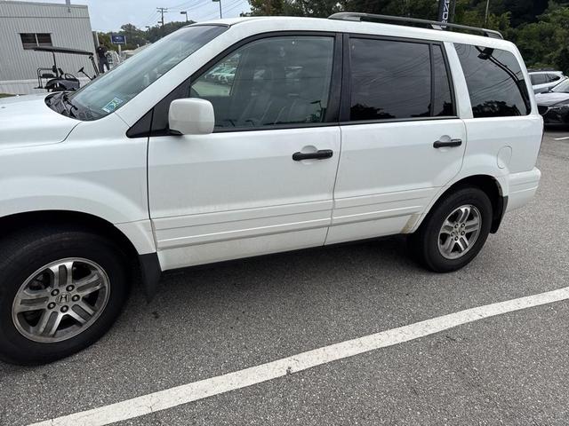 Photo of 2005 White Honda Pilot