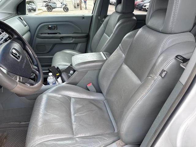 Photo of 2005 White Honda Pilot