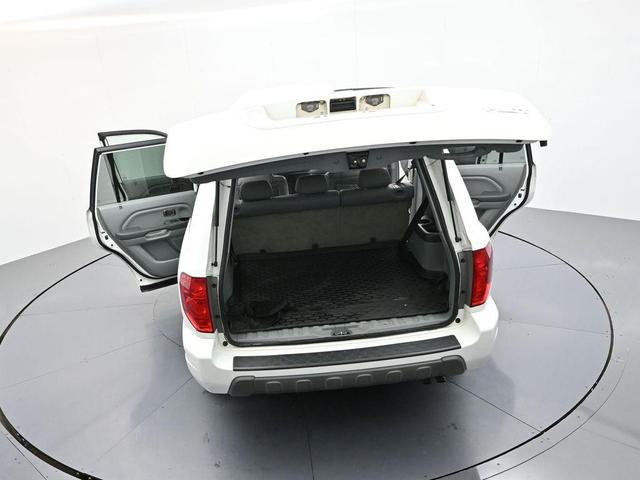 Photo of 2005 Taffeta White Honda Pilot