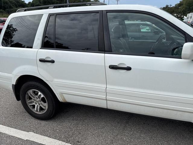 Photo of 2005 White Honda Pilot