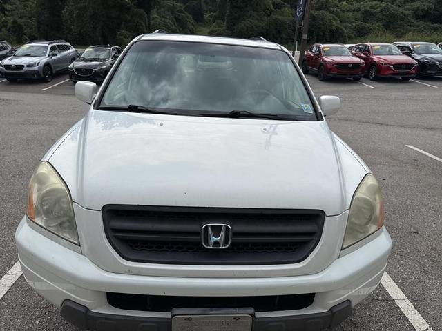 Photo of 2005 White Honda Pilot