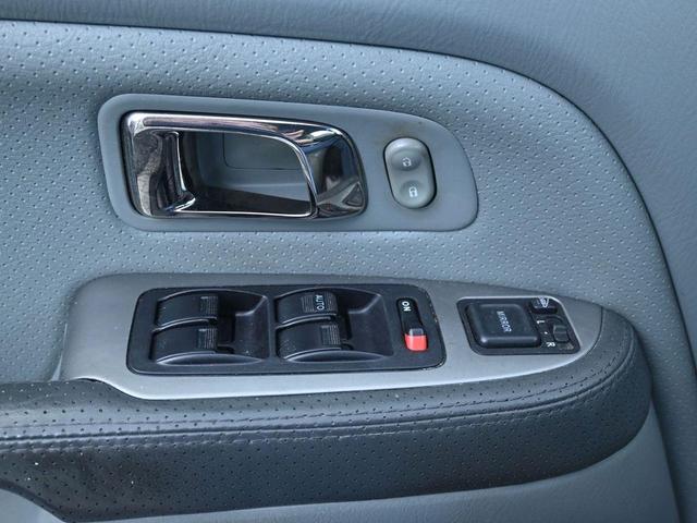 Photo of 2005 Taffeta White Honda Pilot