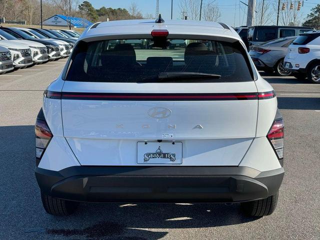 Photo of 2025 Atlas White Hyundai KONA