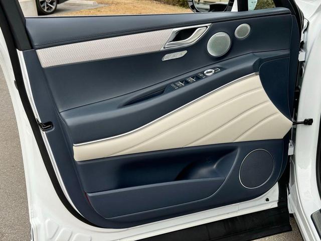 Photo of 2025 Uyuni White Genesis GV80