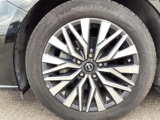 Photo of 2023 Super Black Clearcoat Nissan Altima