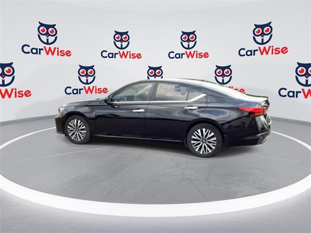 Photo of 2023 Super Black Clearcoat Nissan Altima