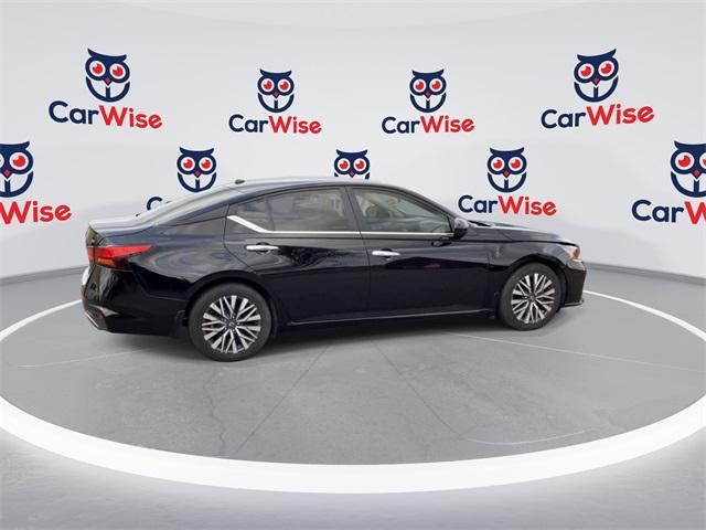 Photo of 2023 Super Black Clearcoat Nissan Altima