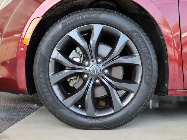 Photo of 2019 Velvet Red Pearlcoat Chrysler Pacifica