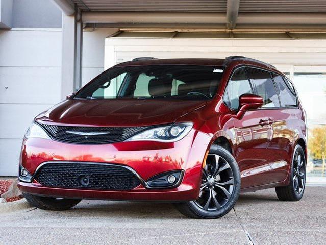 Photo of 2019 Velvet Red Pearlcoat Chrysler Pacifica