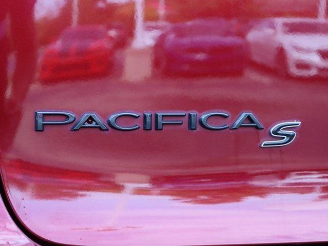 Photo of 2019 Velvet Red Pearlcoat Chrysler Pacifica