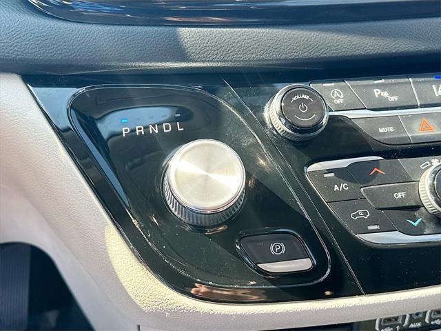 Photo of 2022 Bright White Clearcoat Chrysler Pacifica