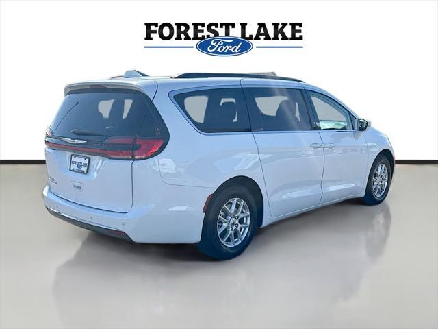Photo of 2022 Bright White Clearcoat Chrysler Pacifica