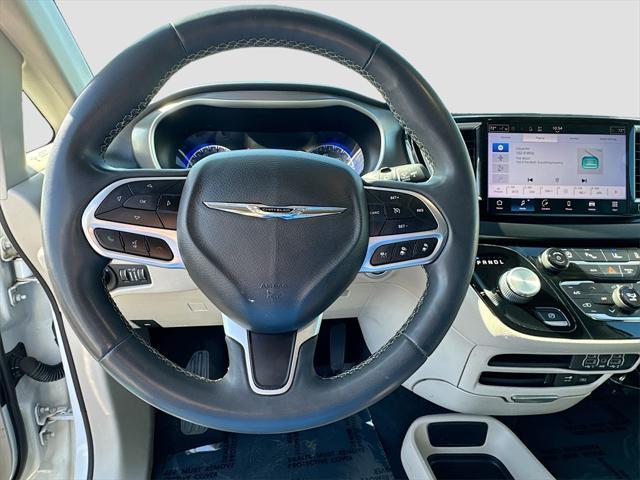 Photo of 2022 Bright White Clearcoat Chrysler Pacifica