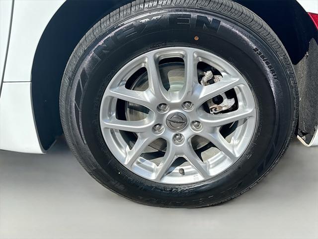 Photo of 2022 Bright White Clearcoat Chrysler Pacifica