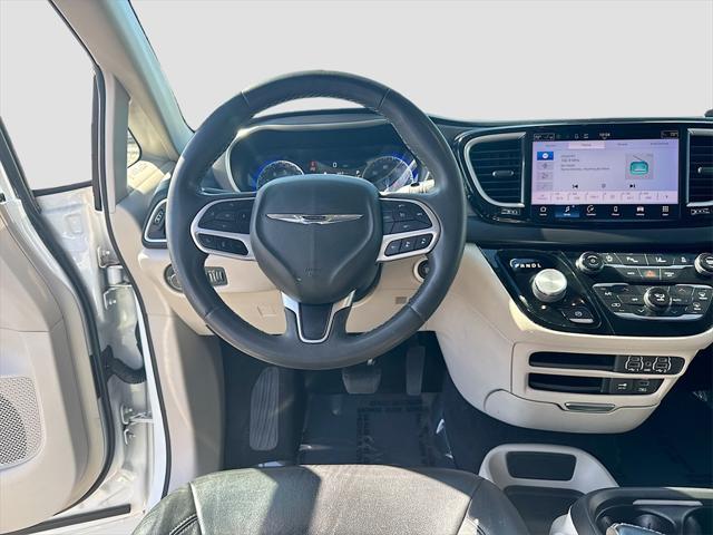 Photo of 2022 Bright White Clearcoat Chrysler Pacifica