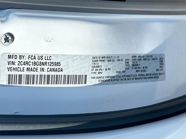 Photo of 2022 Bright White Clearcoat Chrysler Pacifica