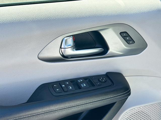 Photo of 2022 Bright White Clearcoat Chrysler Pacifica