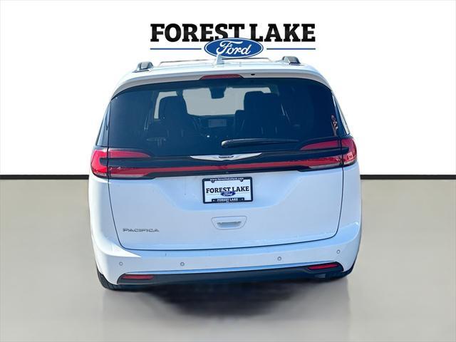 Photo of 2022 Bright White Clearcoat Chrysler Pacifica