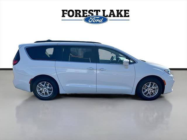 Photo of 2022 Bright White Clearcoat Chrysler Pacifica