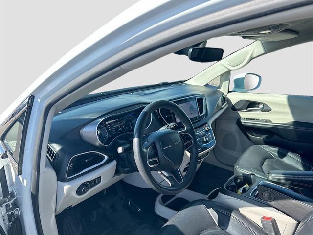 Photo of 2022 Bright White Clearcoat Chrysler Pacifica