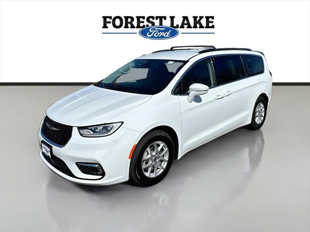 Photo of 2022 Bright White Clearcoat Chrysler Pacifica