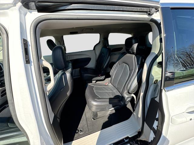 Photo of 2022 Bright White Clearcoat Chrysler Pacifica