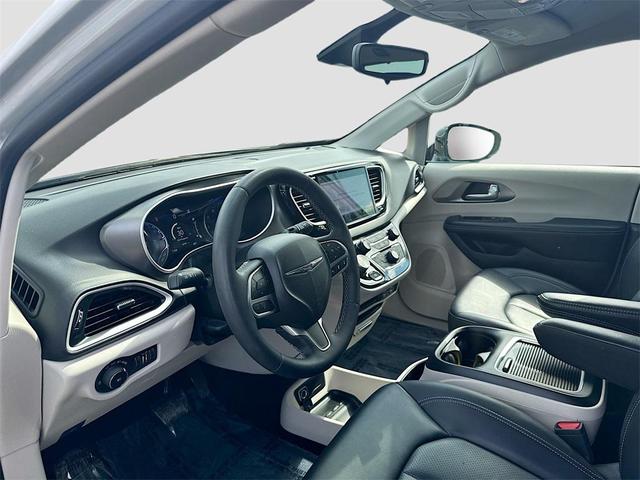 Photo of 2024 Silver Mist Clearcoat Chrysler Pacifica