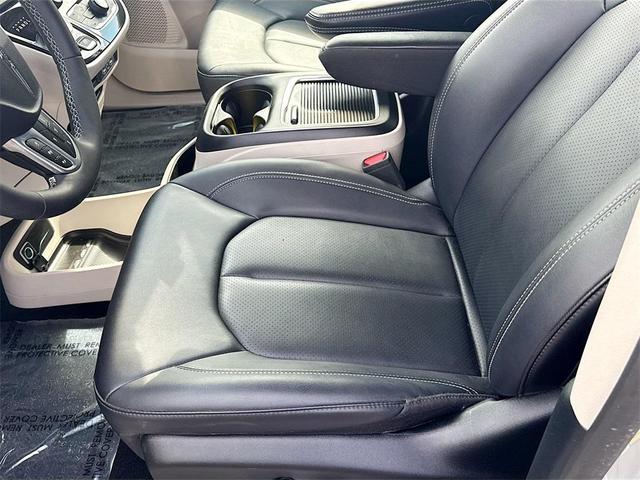 Photo of 2024 Silver Mist Clearcoat Chrysler Pacifica