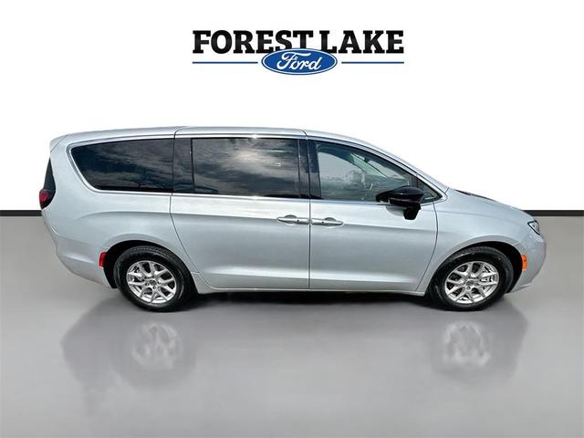 Photo of 2024 Silver Mist Clearcoat Chrysler Pacifica