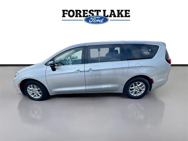 Photo of 2024 Silver Mist Clearcoat Chrysler Pacifica