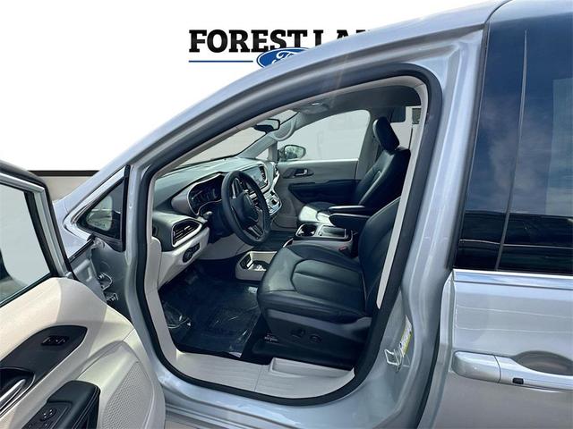 Photo of 2024 Silver Mist Clearcoat Chrysler Pacifica