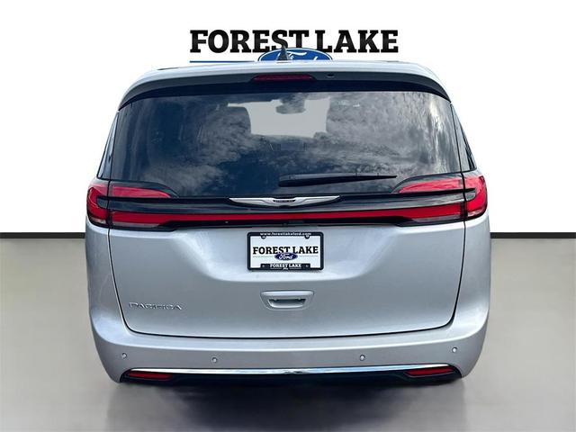 Photo of 2024 Silver Mist Clearcoat Chrysler Pacifica