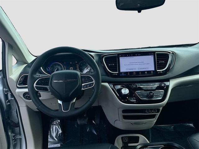 Photo of 2024 Silver Mist Clearcoat Chrysler Pacifica