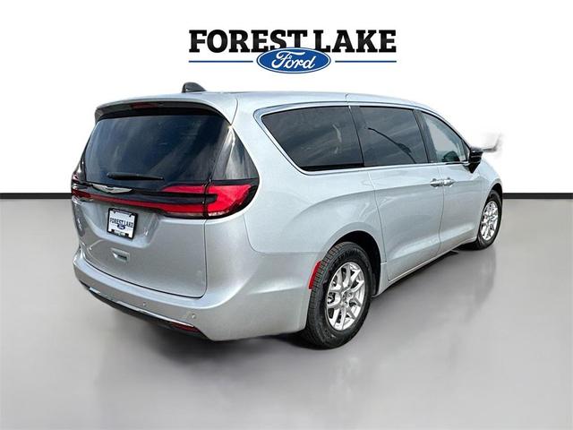 Photo of 2024 Silver Mist Clearcoat Chrysler Pacifica